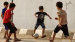 Anak-anak Pencari Suaka Bermain Bola di Tengah Pengungsian