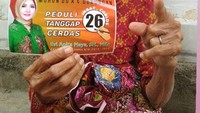 Foto Evi juga dicetak menjadi stiker dan dibagikan ke warga. Suara Evi jauh meninggalkan Faoruk Muhammad yang berada di rangking kelima dengan suara sebanyak 188.687 suara.