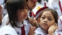Lagi ngobrolin arahan dari guru nih.