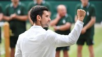 Djokovic vs Federer sudah berlangsung sengit sejak set pertama. Set awal ini berjalan nyaris satu jam, di mana kedua petenis bergantian merebut poin hingga sama kuat dalam posisi tie break 6-6. Set pertama dimenangi Djokovic dalam kedudukan 6-7. Toby Melville/Reuters.