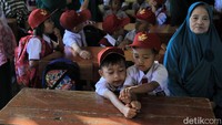 Untuk anak-anak kelas satu, saat di kelas tampak masih ditemani orang tua mereka.