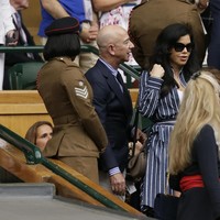 Hubungan Jeff dan Lauren sudah dekat sejak sang miliuner masih sah menjadi suami MacKenzie. Hubungan mereka menjadi bahan cibiran karena Lauren dianggap sebagai perusak rumah tangga Jeff dan Mackenzie yang telah berlangsung selama 25 tahun.  Foto: Dok. AP