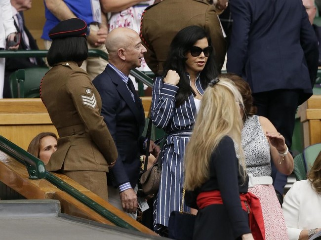 Hubungan Jeff dan Lauren sudah dekat sejak sang miliuner masih sah menjadi suami MacKenzie. Hubungan mereka menjadi bahan cibiran karena Lauren dianggap sebagai perusak rumah tangga Jeff dan Mackenzie yang telah berlangsung selama 25 tahun.  Foto: Dok. AP