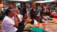 Para calhaj melakukan berbagai aktivitas yang akan dilakukan di Saudi nanti.