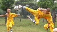 Olahraga sepakbola tidak asing lagi bagi kita, tetapi ada sekolah unik di dunia yaitu sekolah sepakbola kungfu di Deng Feng, China yang didirikan oleh Kong Debou. Istimewa/america.cgtn.com.