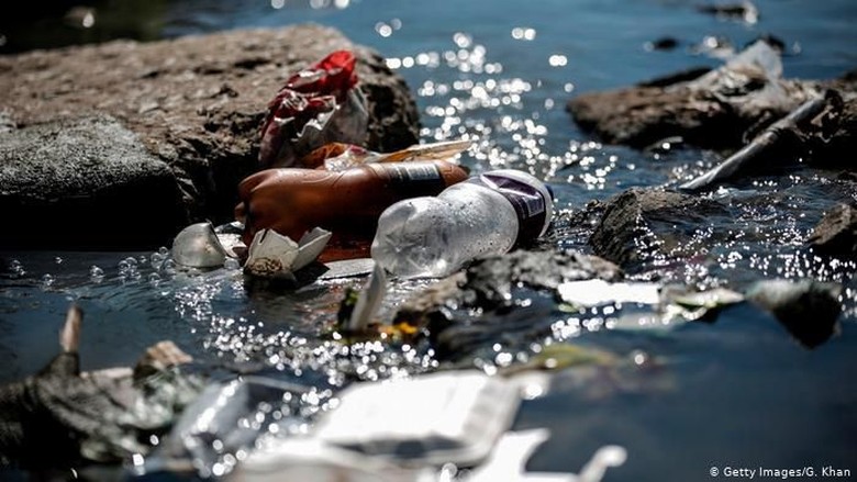Planet Bumi Tenggelam dalam Lautan Sampah Plastik Planet Bumi Tenggelam dalam Lautan Sampah Plastik