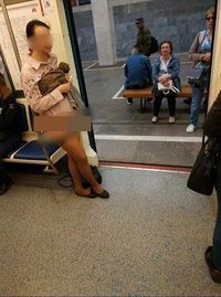 Nekat! Wanita Ini Lepaskan Rok Demi Dapat Tempat Duduk di Kereta