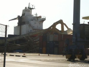 Sialnya Soul of Luck Tabrak Crane Raksasa di Pelabuhan Semarang