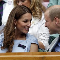 Momen tersebut dimanfaatkan Pangeran William dan Kate Middleton untuk memamerkan kemesraan lewat gaya busana yang serasi. Sang Duke dan Duchess of Cambridge kompak dalam balutan busana bernuansa biru. Foto: Getty Images