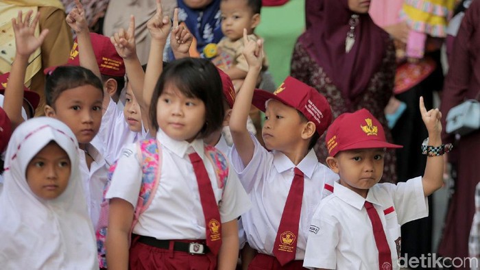 Di hari pertama masuk sekolah anak-anak di SDN Pisangan 02, Ciputat, ramai-ramai datangi sekolah bersama orang tua. Seperti apa suasana di sana? Yuk, lihat.