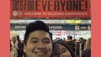 Ini pose Rius dan tunangannya, Elwiana Monica. Sebagai YouTuber, Rius dikenal dengan konten seputar miles maskapai penerbangan. Sementara tunangannya ternyata seorang pramugari. Wah, serasi ya? Foto: Instagram rius.vernandes