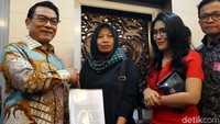 Baiq Nuril Maknun mendatangi Kantor Staf Presiden (KSP) yang berada di Kompleks Istana Kepresidenan, Jakarta, Senin (15/7/2019).