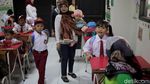 Semangat Siswa SD Berseragam Merah Putih