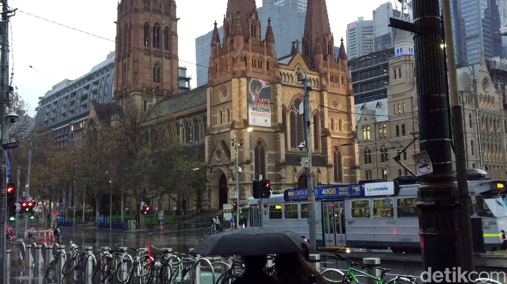 Jika berwisata ke Kota Melbourne, Australia, kita bakal temukan beberapa hal menarik berikut ini. Mulai dari besarnya jalur pedestrian yang memanjakan pejalan kaki hingga sepeda yang selalu bisa disewa tiap saat untuk berkeliling kota.