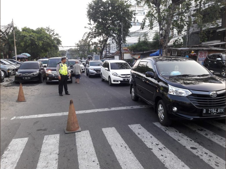 Hari Pertama Sekolah, Sejumlah Titik Lalu Lintas Jakarta Tersendat Hari Pertama Sekolah, Sejumlah Titik Lalu Lintas Jakarta Tersendat