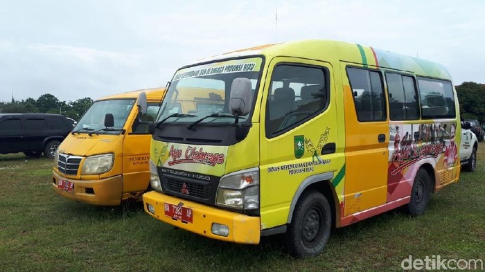 foto mobil mobil dinas pemprov riau yang terbengkalai berbulan bulan