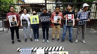 Mereka hadir membawa sejumlah atribut.
