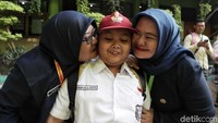 Ciuman sayang dari guru untuk Haafizh A. Rasyid.
