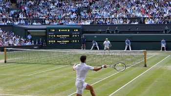 Mereka menyaksikan aksi memukau Roger Federer dan Novak Djokovic, yang akhirnya dimenangkan oleh Djokovic. Foto: Reuters