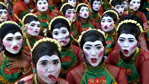 Ribuan penari Thengul memeriahkan pagelaran Bojonegoro Thengul International Folklore 2019. Para penari tersebut turut memecahkan rekor MURI. Penasaran?