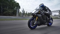 Pada motor ini juga sudah dilengkapi sokbreker depan Öhlins tipe ERS NPX untuk R1M dan sokbreker depan KYB untuk model R1. 
