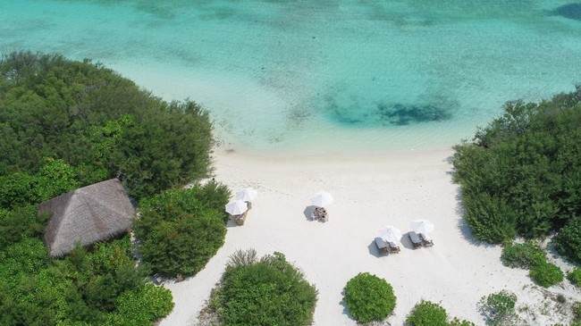 Soneva Fushi menjadi salah satu resort pertama di dunia yang melarang penggunaan botol plastik sekali pakai pada 2008. Sedangkan sedotan plastik, sudah dilarang sejak resort beroperasi pada 1998. Foto: Instagram/@joejonas, @sophiet, @discoversoneva