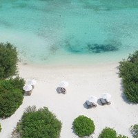 Soneva Fushi menjadi salah satu resort pertama di dunia yang melarang penggunaan botol plastik sekali pakai pada 2008. Sedangkan sedotan plastik, sudah dilarang sejak resort beroperasi pada 1998. Foto: Instagram/@joejonas, @sophiet, @discoversoneva