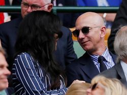 Melihat Manusia Terkaya Dunia Lengket dengan Kekasihnya