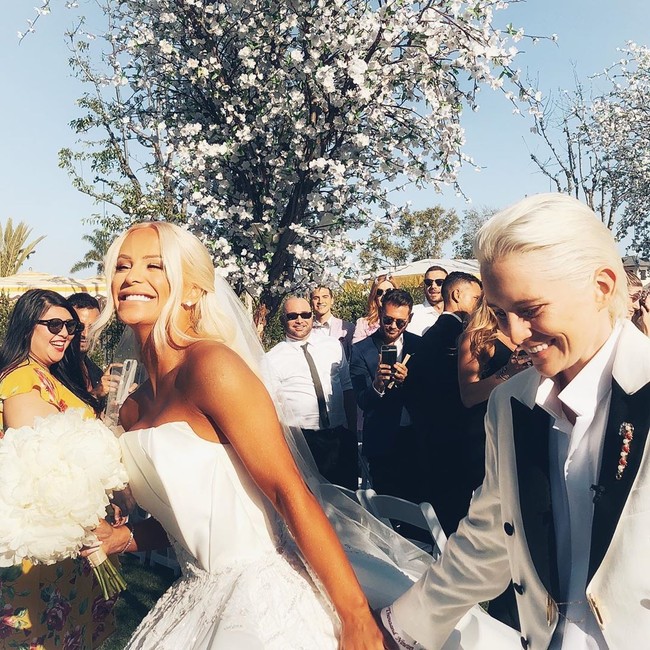 Sejak awal hubungan Youtuber transgender Gigi Gorgeous dengan miliuner muda Nats Getty sudah menjadi sensasi. Kini keduanya telah menikah di pantai Rosewood Miramar, California, AS pada Jumat (12/7/2019).  Foto: Instagram