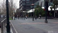 Pertama, jalur pedestrian yang lebar.