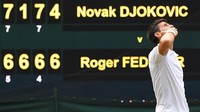 Berhasil dua kali mematahkan servis Djokovic, Federer berhasil memimpin 5-2 pada set keempat. Toby Melville/Reuters.