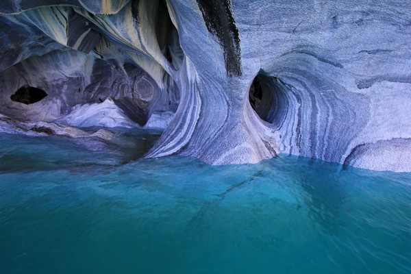 Marble Caves terletak di semenanjung marmer padat Patagonia di Danau General Carrera. General Carrera adalah danau gletser yang terpencil. Marble Caves terletak di semenanjung marmer padat Patagonia di Danau General Carrera. General Carrera adalah danau gletser yang terpencil.