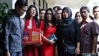 Kedatangan Nuril untuk mengajukan permohonan amnesti kepada Presiden Joko Widodo (Jokowi).