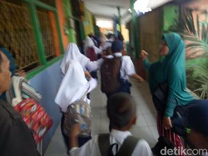 Hari Pertama Sekolah, Ratusan Siswa di Makassar Berebut Bangku