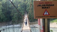 Sejumlah siswa di Bogor  berangkat ke sekolah melintasi jembatan gantung Kantalarang yang mulai rusak di perbatasan Kecamatan Rumpin dan Leuwiliang, Kabupaten Bogor, Jawa Barat, Senin (15/7/2019). Antara Foto/Yulius Satria Wijaya.