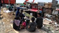 Warga hanya bisa pasrah menyaksikan pembongkaran.