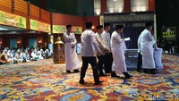 Para calhaj tampak antusias mengikuti manasik haji. Terlebih di dalam area ballroom dibuat semacam miniatur kakbah.