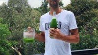 Sebagai atlet yang harus menjaga kesehatan dan kebugaran tubuhnya, Djokovic pamer minuman sehatnya. Ia baru saja membuat jus sayuran yang hendak jadi stok minuman. Foto: instagram @djokernole