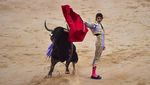 Aksi Matador Bertarung Melawan Banteng di Festival San Fermin