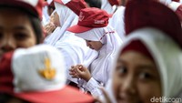 Hari ini merupakan hari pertama masuk sekolah bagi siswa SD.