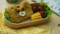 Mudah dan sederhana, chicken katsu ini hanya diberi tambahan untuk mata, hidung dan mulut hingga menyerupai boneka. Si anak jadi tambah kenyang dengan tambahan jagung, buah dan sayuran. Foto: Istimewa