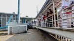 Pelajar Antre TransJ di Halte Pasar Baru
