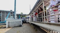 Antrean calon penumpang itu cukup panjang.