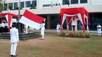 Sri Mulyani mengenakan kemeja putih dan celana bahan hitam dalam membina jalannya upacara. Istimewa/Dok. Ditjen Pajak.