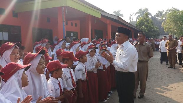 Kunjungi SDN di Tangerang, Mendikbud Imbau Sekolah Awasi Jajanan Murid