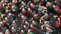Sejumlah penari bersiap untuk mementaskan Tari Thengul  dalam pagelaran Bojonegoro Thengul International Folklore 2019.