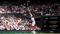 Set kedua gantian dimenangi Federer. Dia merebutnya dengan mudah, seiring menurunnya intensitas permainan Djokovic. Pool via Reuters.
