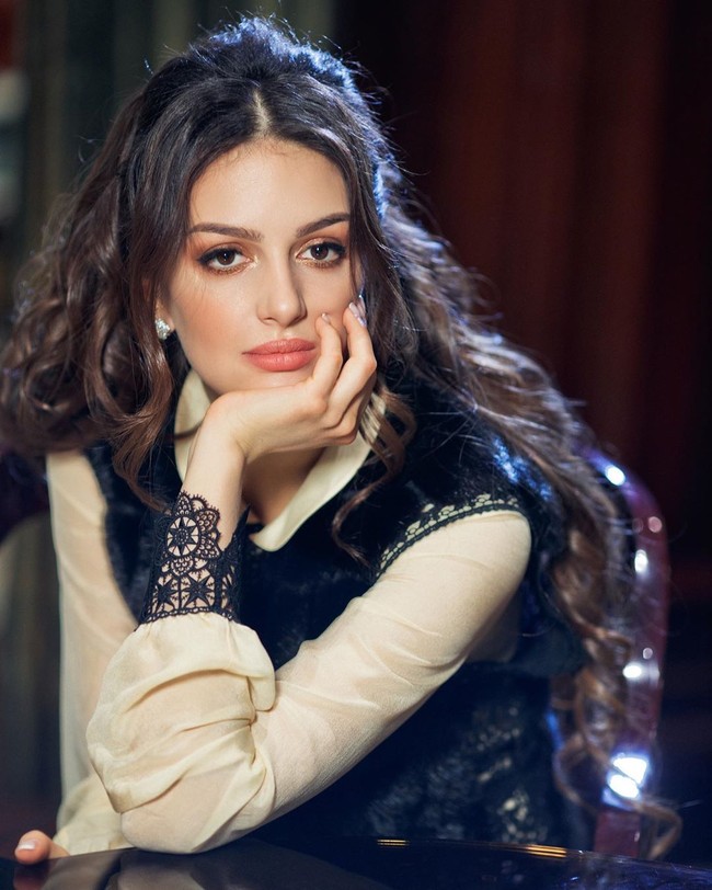 Melalui keterangan foto ratu kecantikan yang berusia 24 tahun lebih muda dari suaminya itu mengungkapkan pernikahan mereka terjadi pada Juni 2018. Dia juga sudah pindah dari Rusia ke Kuala Lumpur pada 2017. Dan setahun setelah menikah tepatnya Mei 2019, Oksana melahirkan buah cintanya dengan Sultan Muhamad V yang diberi nama Ismail Leon-Tengku Mahkota Kelantan. Insyaalah bakal Raja Kelantan, katanya. Foto: Instagram @rihanapetra