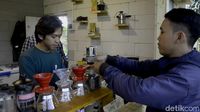 Nikmatnya Menyeruput Secangkir Kopi di Tepi Hutan Pinus 