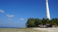 Ikonnya adalah mercusuar yang menjulang tinggi buatan tahun 1882 silam. Mercusuar 18 lantai ini masih kokoh dan berfungsi dengan baik sebagai pemandu kapal di Belitung (Shinta Angriyana/detikcom)